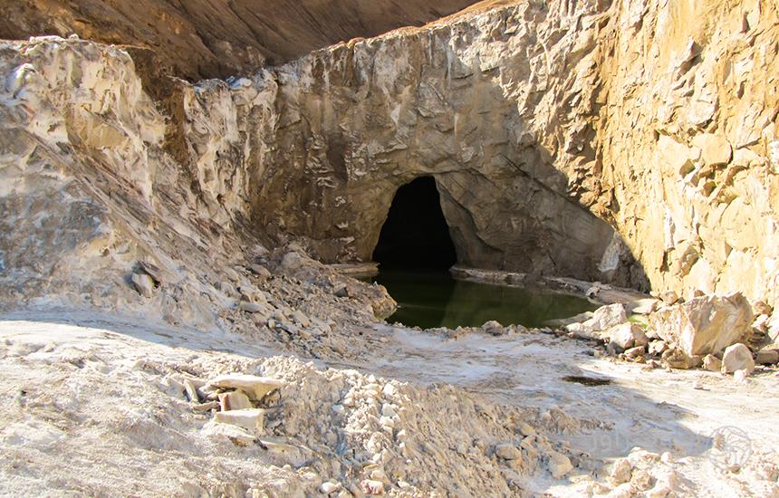 garmsar salt cave